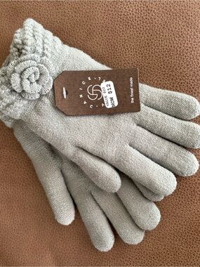 Grey Knit Flower Cuff Gloves